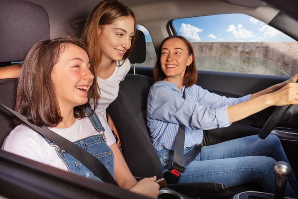 Mamma e due figlie adolescenti in viaggio in auto — Foto Stock