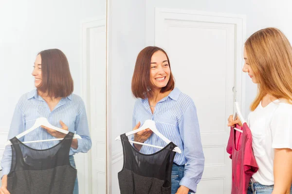 Twee aantrekkelijke vrouwen kiezen avondjurken — Stockfoto