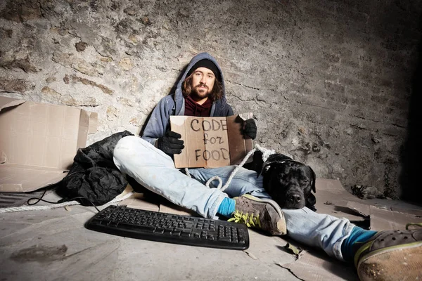 Hombre sin empleo sentado en la acera de la ciudad con su perro — Foto de Stock