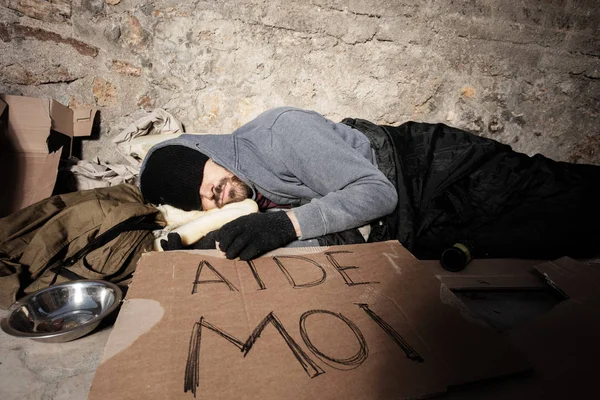 Sans-abri en vieux vêtements dormant dans la rue — Photo