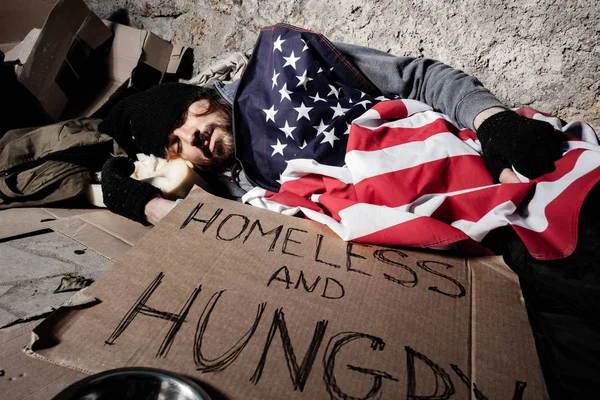 ホームレスが眠っていたアメリカの旗の下で outsie — ストック写真