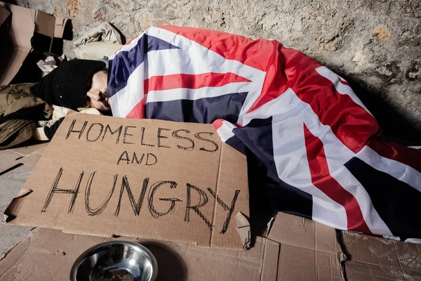L'homme dort dans la rue sous le drapeau de Grande-Bretagne — Photo