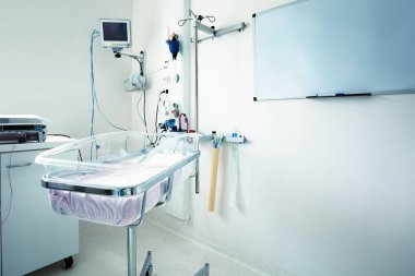 Monitör, oksijen ve diğer aletler, makineler ile hastanede yoğun bakım ünitesi prematüre bebek beşiği