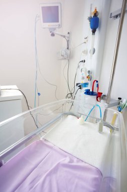 Monitör, oksijen ve diğer aletler, makineler ile prematüre bebek için hastanede Yoğun Bakım Beşik