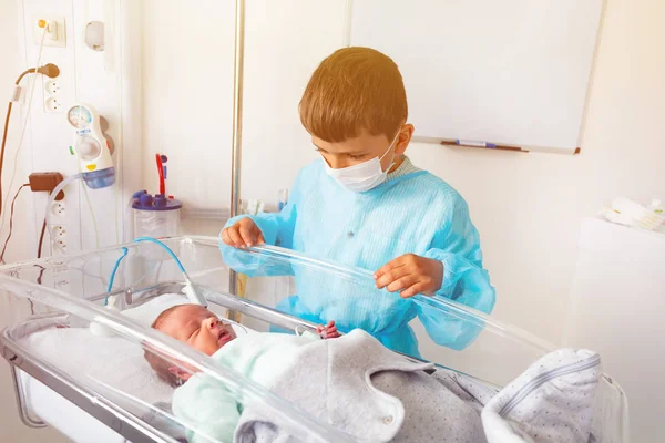 Старший Брат Посещает Недоношенного Новорожденного Ребенка Больнице Смотрит Младшего Брата — стоковое фото