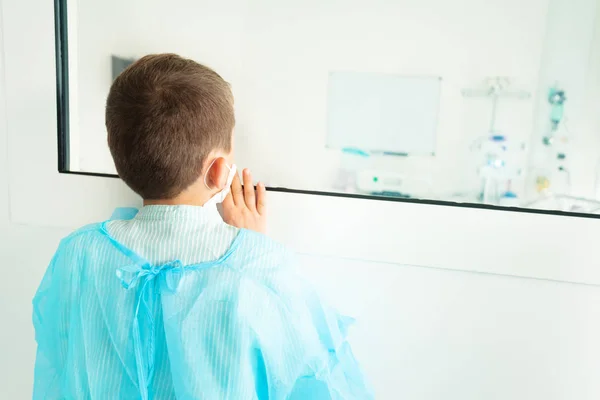 Kleine Jongen Ziekenhuis Gewaad Dragen Medisch Masker Bezorgd Wijzende Vinger — Stockfoto