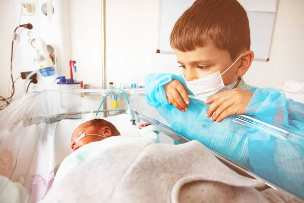 鼻を通して供給する病院集中治療ベッドの少年と新生児の肖像画 絶え間ない監視 — ストック写真