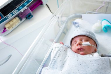 Prematüre yenidoğan bebek ve pompa makinesi ile şırınga süt pompalama, hastanede Nucu koğuş