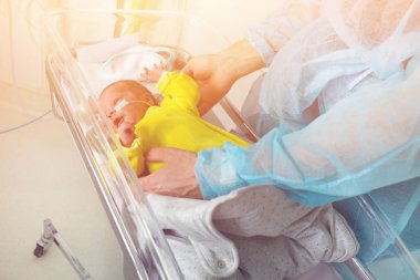 Velinin elleri ve prematüre doğan bebek hastanede yoğun bakımda