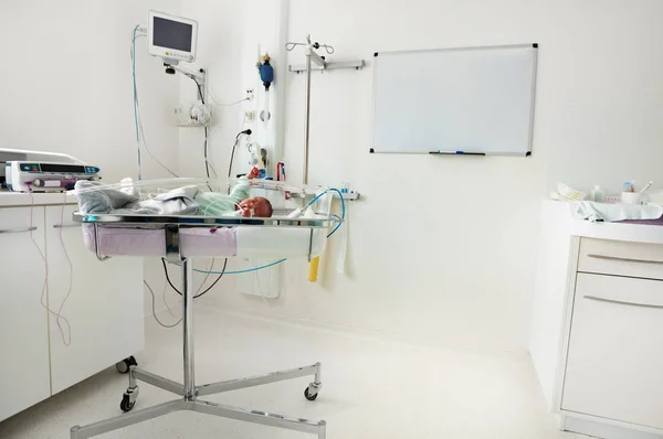 Vista Unidade Terapia Intensiva Neonatal Hospitalar Com Criança Dormindo Cama — Fotografia de Stock