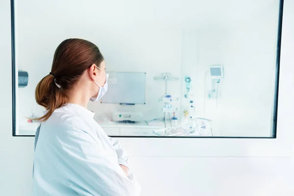 Woman Looking Hospital Icu Room Medical Equipment Monitors — Stock Photo, Image