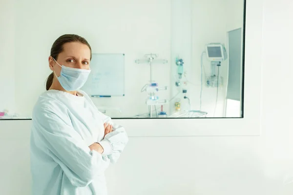 Enfermera Mirando Vidrio Sala Operaciones Del Hospital Una Unidad Cuidados — Foto de Stock