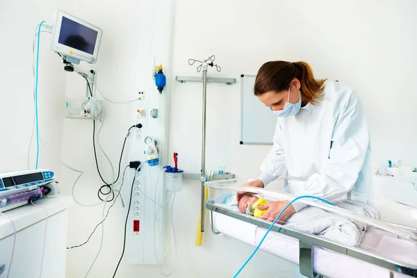 Enfermeira Bebê Prematuro Berço Hospital Uti Examinando — Fotografia de Stock
