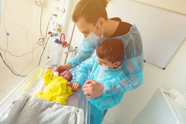 Pai Com Irmãozinho Perto Berço Infantil Prematuro Unidade Terapia Intensiva — Fotografia de Stock