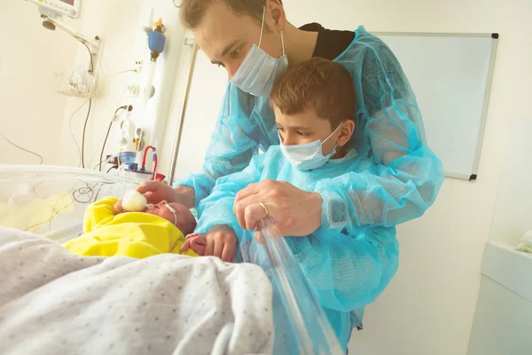 Irmãozinho Pai Uti Hospital Com Filho Prematuro — Fotografia de Stock