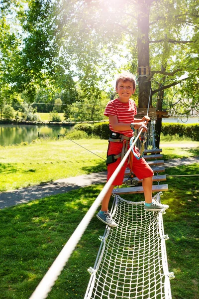 Мальчик Играет Детской Веревочной Площадке Парка Лесу Шлифовка Сети — стоковое фото