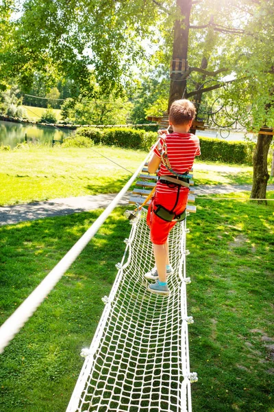 Menino Parque Verão Caminhando Rede Esticada Entre Árvores — Fotografia de Stock