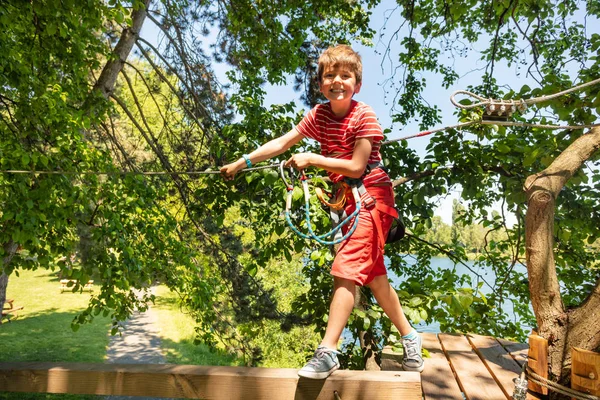 Niño Pequeño Caminar Puente Los Árboles Parque Aventuras Sosteniendo Cuerda —  Fotos de Stock