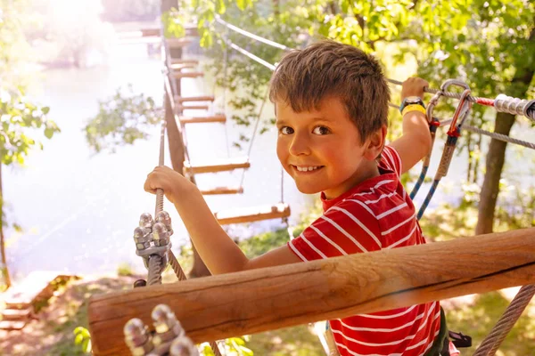 Garçon Marcher Sur Pont Corde Dans Parc Aventure Tenant Des — Photo