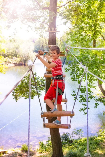 Šťastný Chlapec Vysokém Mostě Stromě Parku Adventure Park Držící Kabel — Stock fotografie