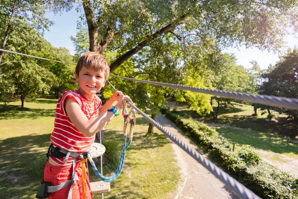 Chlapec Provazového Parku Který Prochází Přes Most Mezi Stromy Připojenými — Stock fotografie