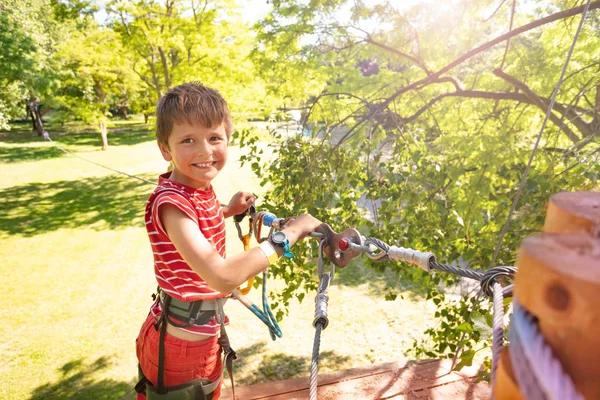 Ragazzo Nel Parco Corda Zip Con Moschettone Ritratto Sorridente — Foto Stock