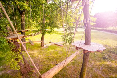 Halatlar ahşaptan yapılmış ağaçlarüzerinde çocuklar için ekipman park