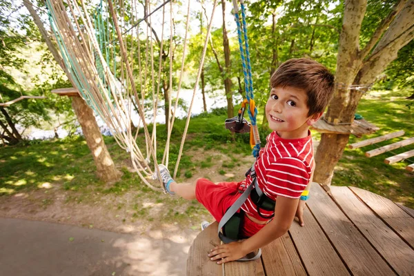 Felice Ragazzo Ritratto Parco Corda Difficile Esercizio — Foto Stock