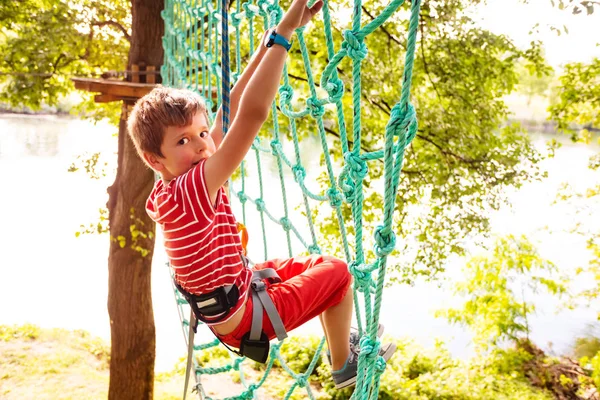 Маленький Мальчик Залез Сеть Высоко Между Деревьями Парке Приключений — стоковое фото