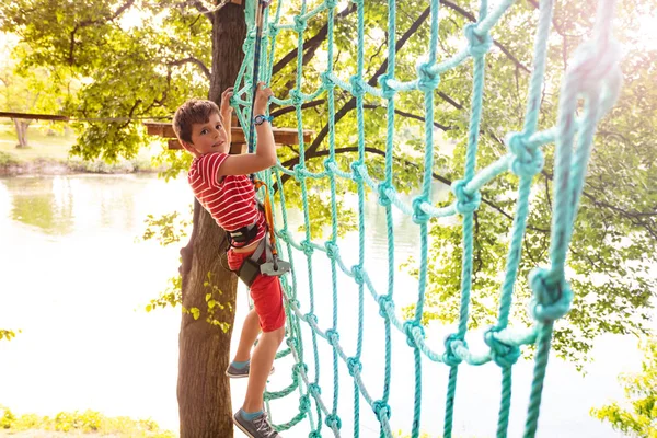 Ragazzo Che Scavalca Rete Alto Sull Albero Parco Avventura Durante — Foto Stock