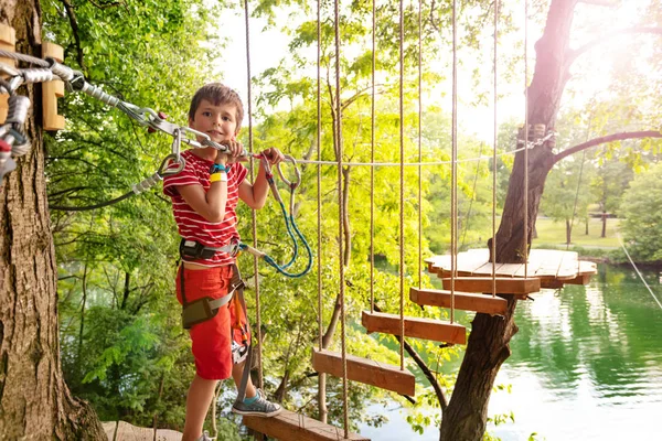 Mutlu Çocuk Halat Macera Parkı Deneme Egzersiz Geçmek — Stok fotoğraf