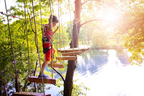 Ponte Avventura Corda Bambini Tra Gli Alberi Campo Estivo — Foto Stock