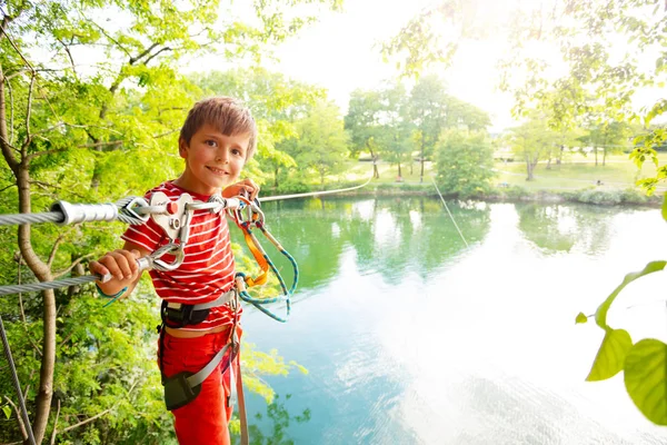 Feliz Chico Sonriendo Retrato Punto Divertirse Paseo Tirolina Sobre Lago —  Fotos de Stock