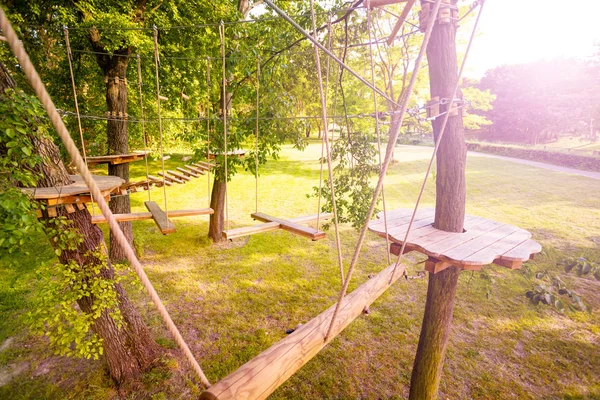 Kötélpálya Felszerelés Gyerekeknek Fából Készült Fák Között — Stock Fotó