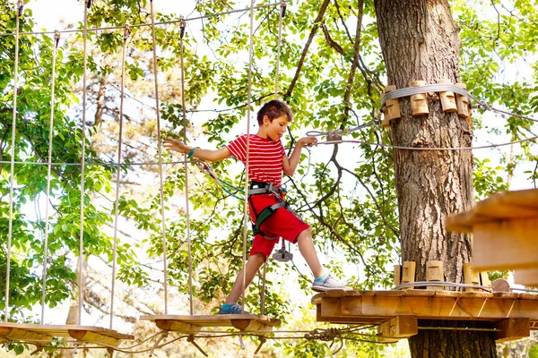 Ragazzo Piedi Sul Ponte Sospeso Corda Tra Gli Alberi Che — Foto Stock