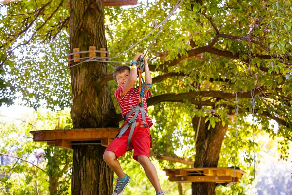 Chlapec Který Při Dobrodružných Letních Táborovém Parku Jednom Stromě Druhému — Stock fotografie