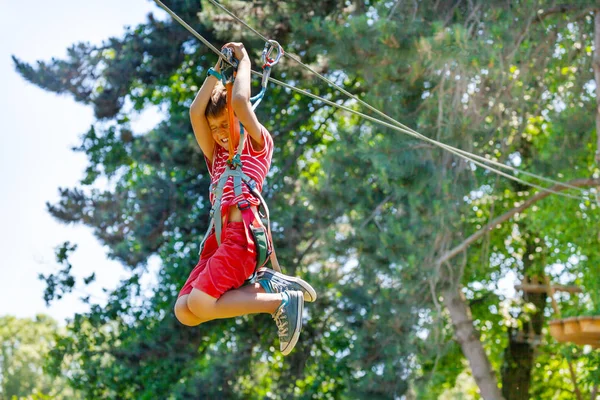 Boy Sikoly Gyors Slide Zip Sor Kocsi Kalandparkban — Stock Fotó