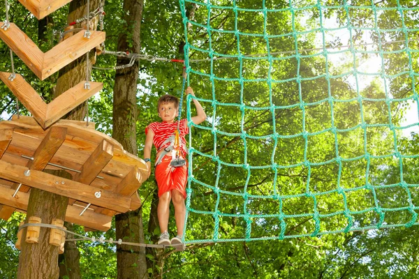 Fiú Mászni Platformok Közötti Nettó Fák Kaland Nyári Park — Stock Fotó