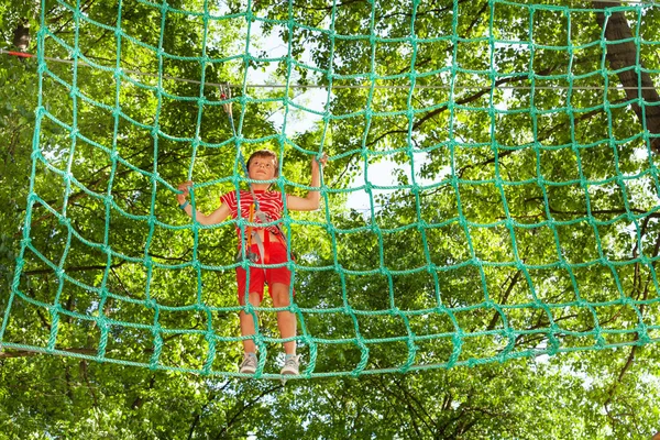 Portré Egy Fiú Hegymászó Net Kalandparkban Áthaladó Fák — Stock Fotó