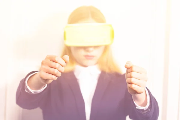 Vrouw Virtual Reality Headset Apparaat Drive Een Video Game Met — Stockfoto