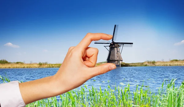 Női Kéztároló Optikai Illúziója Kinderdijk Szélmalom Között Mutatóujj Hüvelykujj Hollandia — Stock Fotó