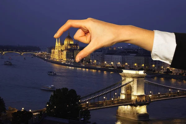 Optical Illusion Female Hand Measuring Illuminated Hungarian Parliament Building Afar — Stock Photo, Image