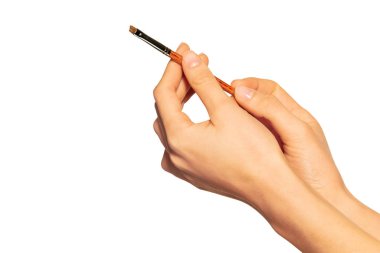 Kadın elleri açılı kaş fırçası tutan, beyaz arka plan üzerinde izole