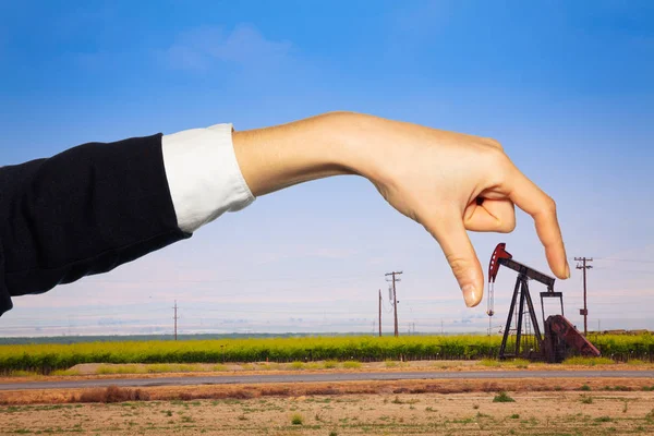 Weibliche Hand Hält Ölpumpe Zwischen Zeige Und Daumenfinger — Stockfoto