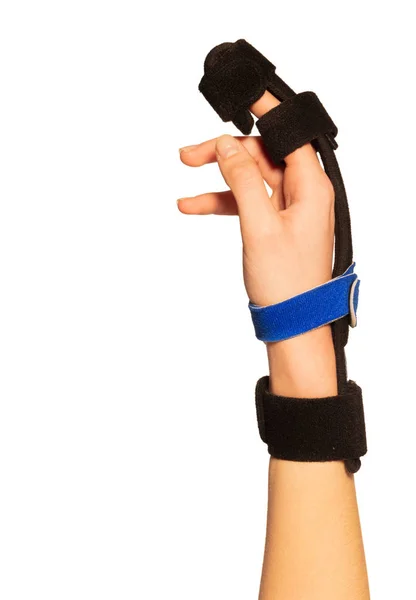 白で隔離された骨折指包帯を持つ女性の手の傷害 — ストック写真