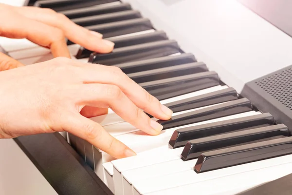 Nahaufnahme Der Hand Einer Frau Die Digitales Klavier Spielt — Stockfoto