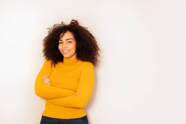 Kıvırcık saçlı büyük gülümseme ve beyaz duvar üzerinde elleri geçti mutlu genç öğrenci yaş siyah kız