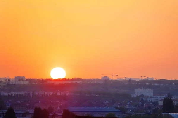 Zonsondergang Stedelijk Gebied Frankrijk Rond Parijs Met Oranje Zon Achter — Stockfoto