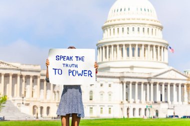 Washington'da ABD başkenti önünde kadın protesto suyla iktidara gerçeği söyleyerek