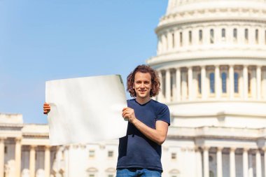 Washington'da ABD başkenti önünde adam protesto kopya-boşluk ile boş tabela tutarak